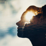 Silhouette du profil d'une femme avec le soleil en transparence.
